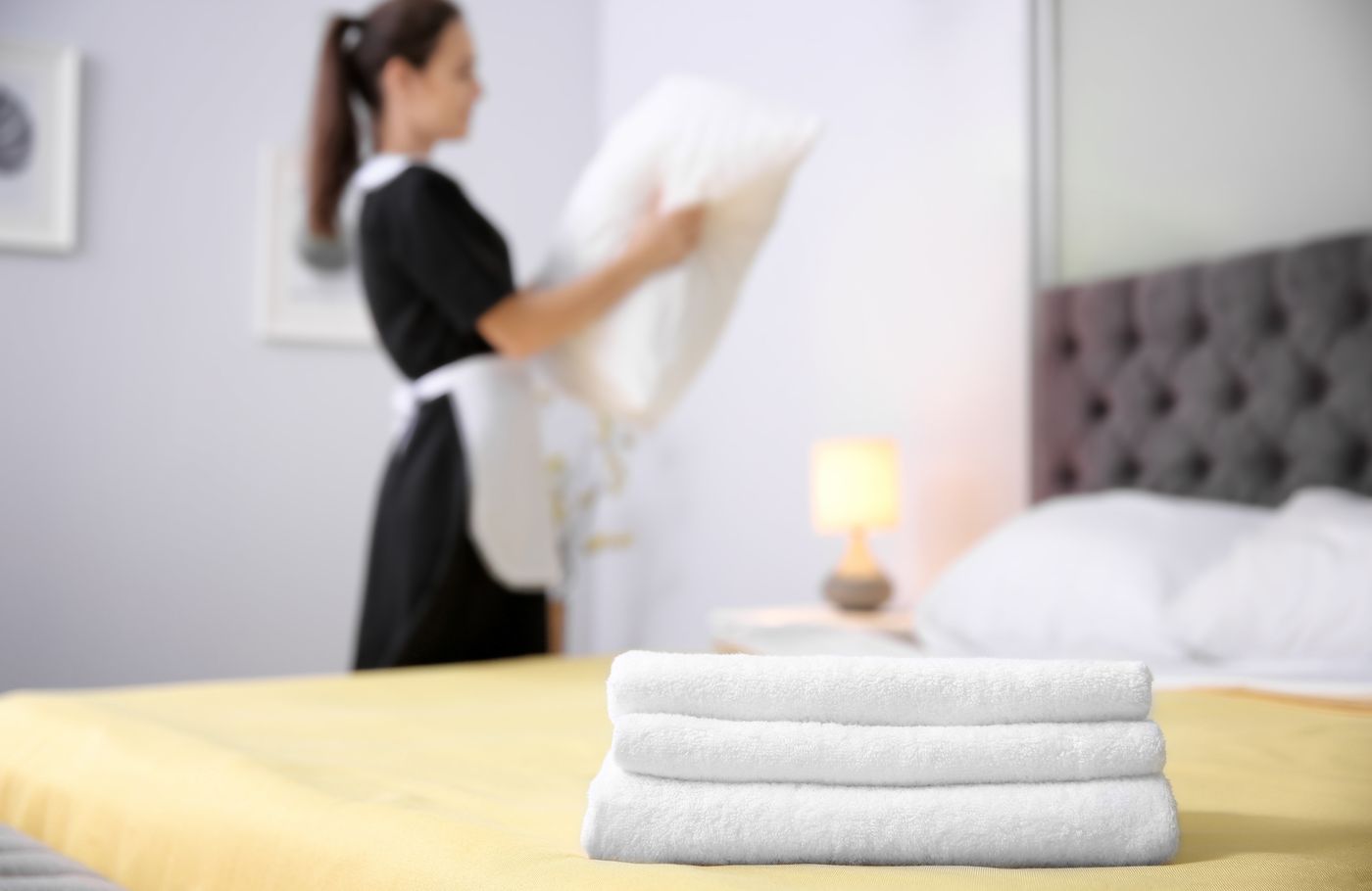 Frische Handtücher auf dem Bett
